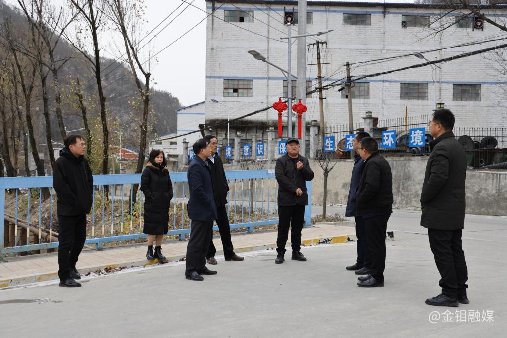 20221206-柳曉峰在金堆城鉬礦選礦升級改造現(xiàn)場查看項(xiàng)目進(jìn)度2.JPG